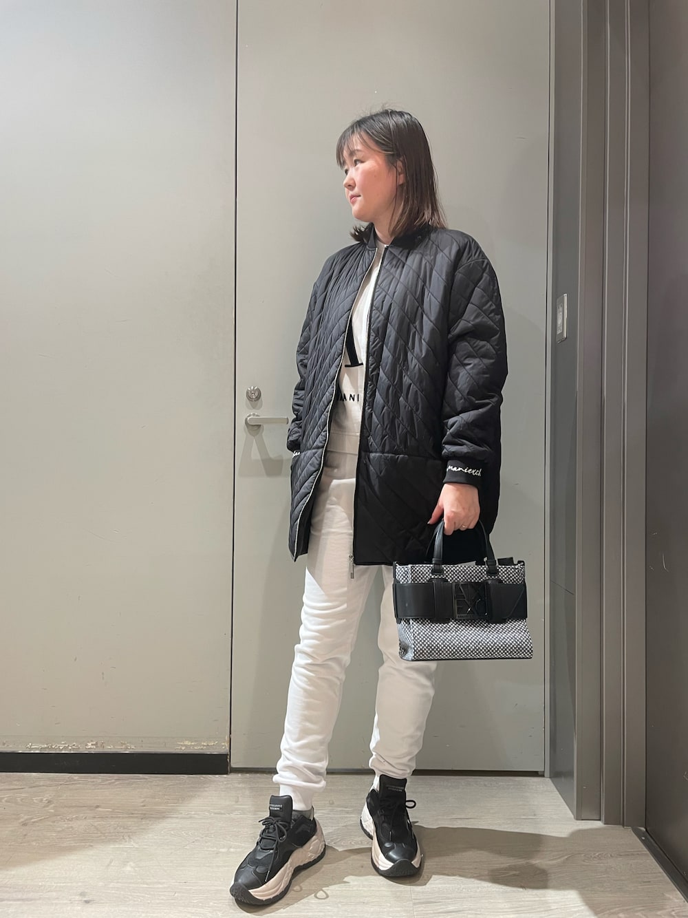 「AXchanger、AXchange、armaniexchange、ARMANIEXCHANGE、アルマーニエクスチェンジ、高身長女子、キルティング、ブルゾン、セットアップ、ジャージーパンツ、白スウェット、ハンドバッグ、ショルダーバッグ、ライトアウター」｜「ARMANI EXCHANGEの【A|X アルマーニ エクスチェンジ】ラインロゴ　キルティングライトジャケット（ブルゾン、ホワイト系）」を使った、MIさん（レディース・169cm）の冬コーディネートの1枚目の写真