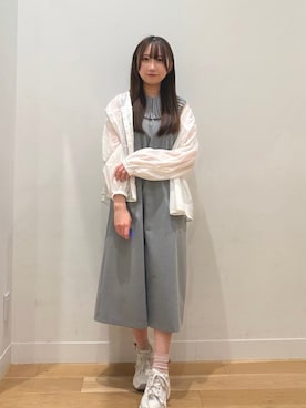 「URBAN RESEARCH DOORS（アーバンリサーチドアーズ）の『UR TECH』コットンギャザーVネックブラウス（シャツ/ブラウス、ホワイト系）」を使った、sayuさん（レディース・156cm）の夏コーディネート
