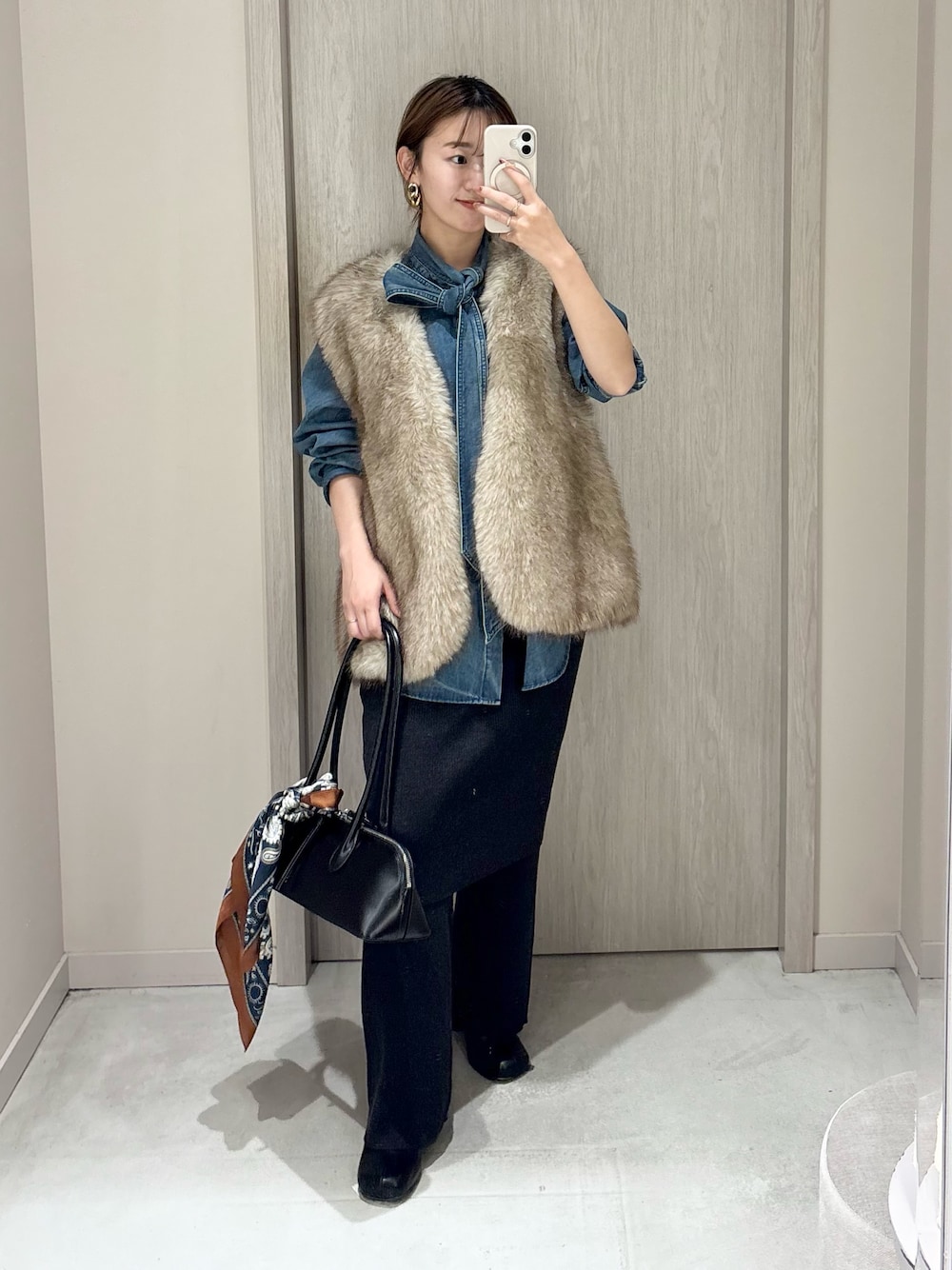 ブルー系のシャツ/ブラウス、ブラック系のその他パンツ、ベージュ系のベストを着用したレディースの秋コーディネートの1枚目の写真