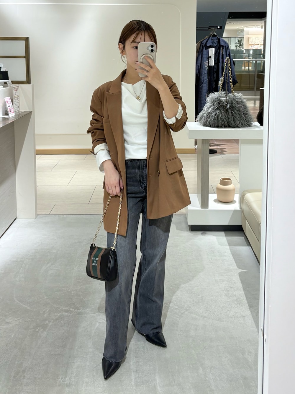 ホワイト系のTシャツ/カットソー、ブラック系のデニムパンツ、イエロー系のテーラードジャケットを着用したレディースの秋コーディネートの1枚目の写真