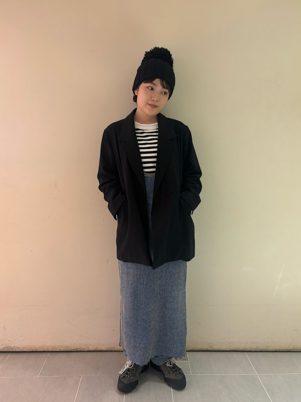 その他のTシャツ/カットソー、ブラック系のテーラードジャケット、ブルー系のワンピース/ドレスを着用したレディースの秋コーディネートの1枚目の写真