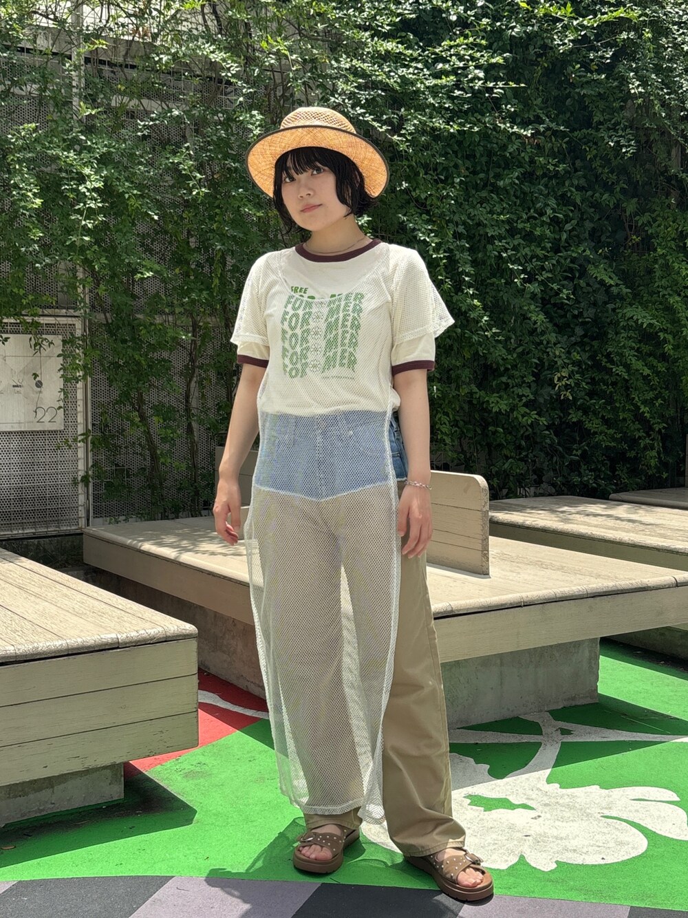ベージュ系のハットを着用したレディースの夏コーディネートの1枚目の写真