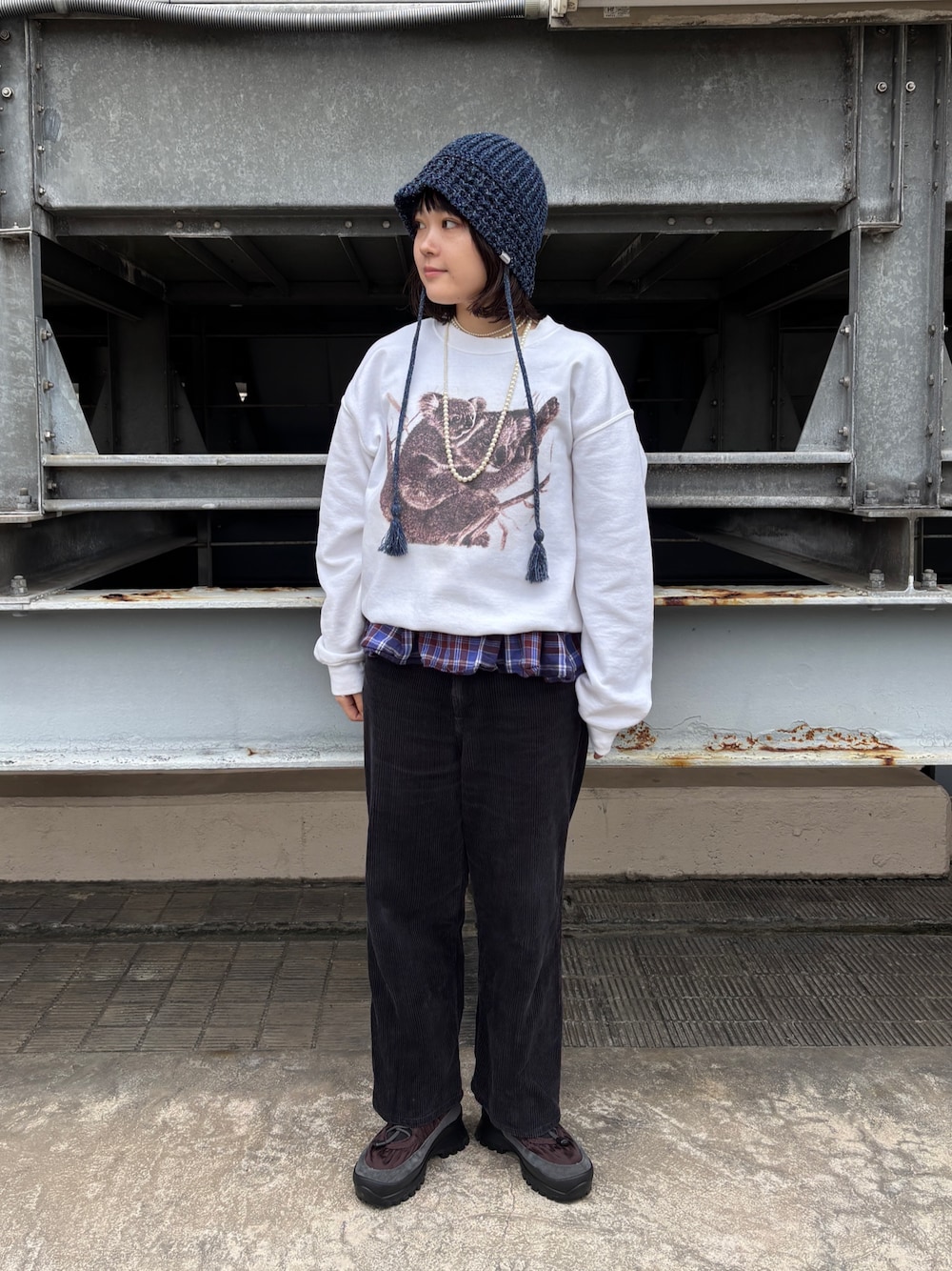 ブルー系のハットを着用したレディースの秋コーディネートの1枚目の写真