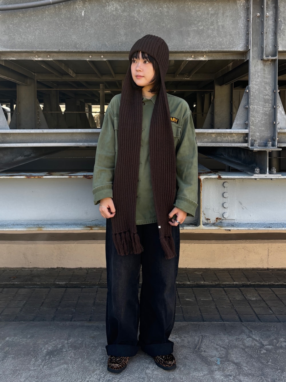 ブラック系のデニムパンツ、その他のモカシン/デッキシューズ、ブラウン系のニットキャップ/ビーニーを着用したレディースの秋コーディネートの1枚目の写真
