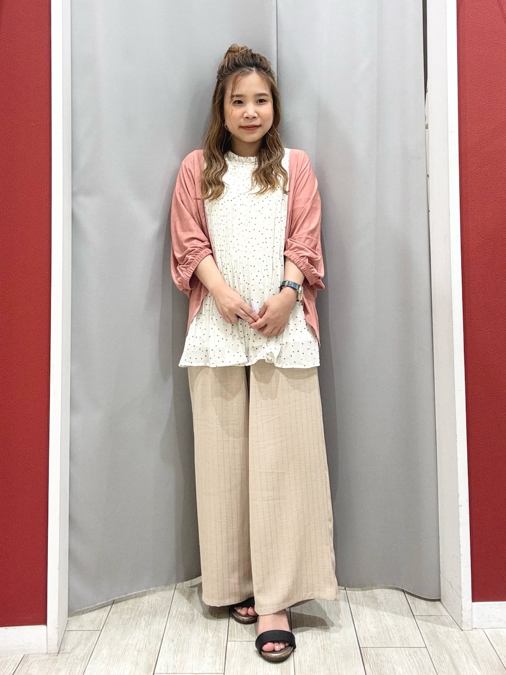 「フリル、プチプラ、お出かけコーデ、休日スタイル、大人可愛い、低身長、低身長コーデ、低身長女子、カーディガン、カーディガンコーデ、ブラウス、ブラウスコーデ、キレイめ、きれいめコーディネート、きれいめコーデ」｜「SHOO・LA・RUEの【ひんやり/UV/さらさらタッチ】女性らしさ漂う 5分袖ボレロカーディガン（カーディガン/ボレロ、ピンク系）」を使った、shio さん（レディース・143cm）の夏コーディネートの1枚目の写真