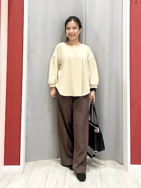 「SHOO・LA・RUE（シューラルー）の【洗濯後しわになりにくい/S-LL】前後のセンタープレスできれい見え タック入りワイドパンツ（その他パンツ、ブラウン系）」を使った、shio さん（レディース・143cm）の夏コーディネート