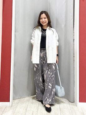 「SHOO・LA・RUE（シューラルー）の【通気性〇/S-LL/洗濯機可】大人のきちんとベーシックシャツ（シャツ/ブラウス、ホワイト系）」を使った、shio さん（レディース・143cm）の夏コーディネート