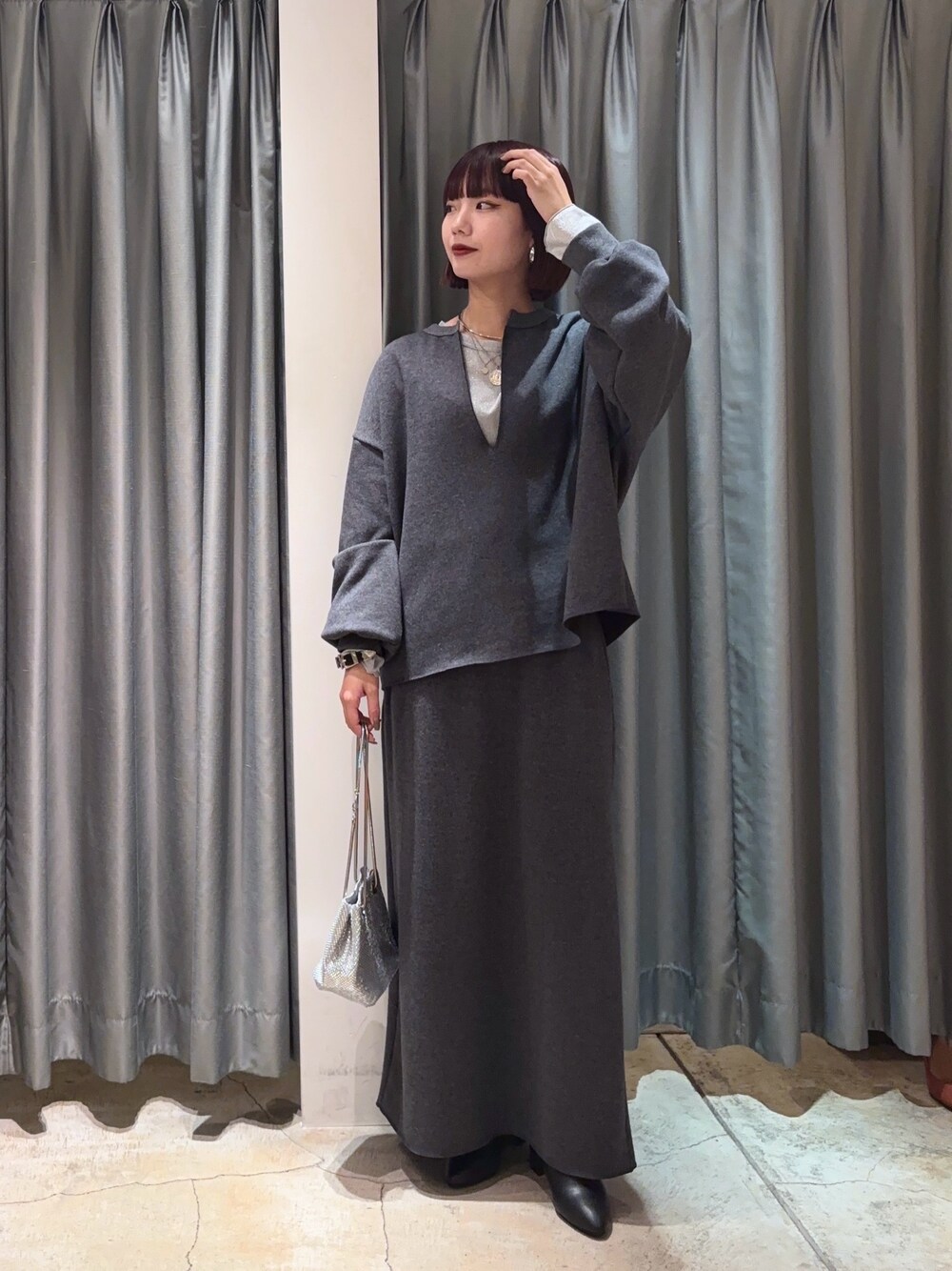 シルバー系のTシャツ/カットソー、グレー系のTシャツ/カットソー、グレー系のスカートを着用したレディースの冬コーディネートの1枚目の写真