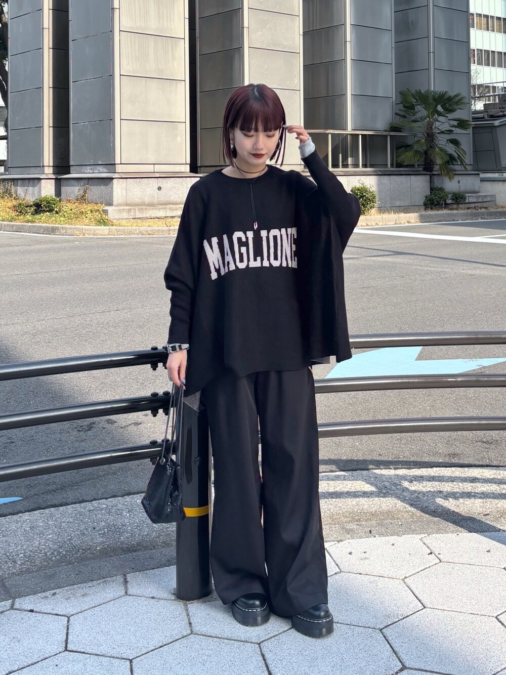 ブラック系のニット/セーター、ブラック系のその他パンツ、ブラック系のショルダーバッグを着用したレディースの冬コーディネートの1枚目の写真