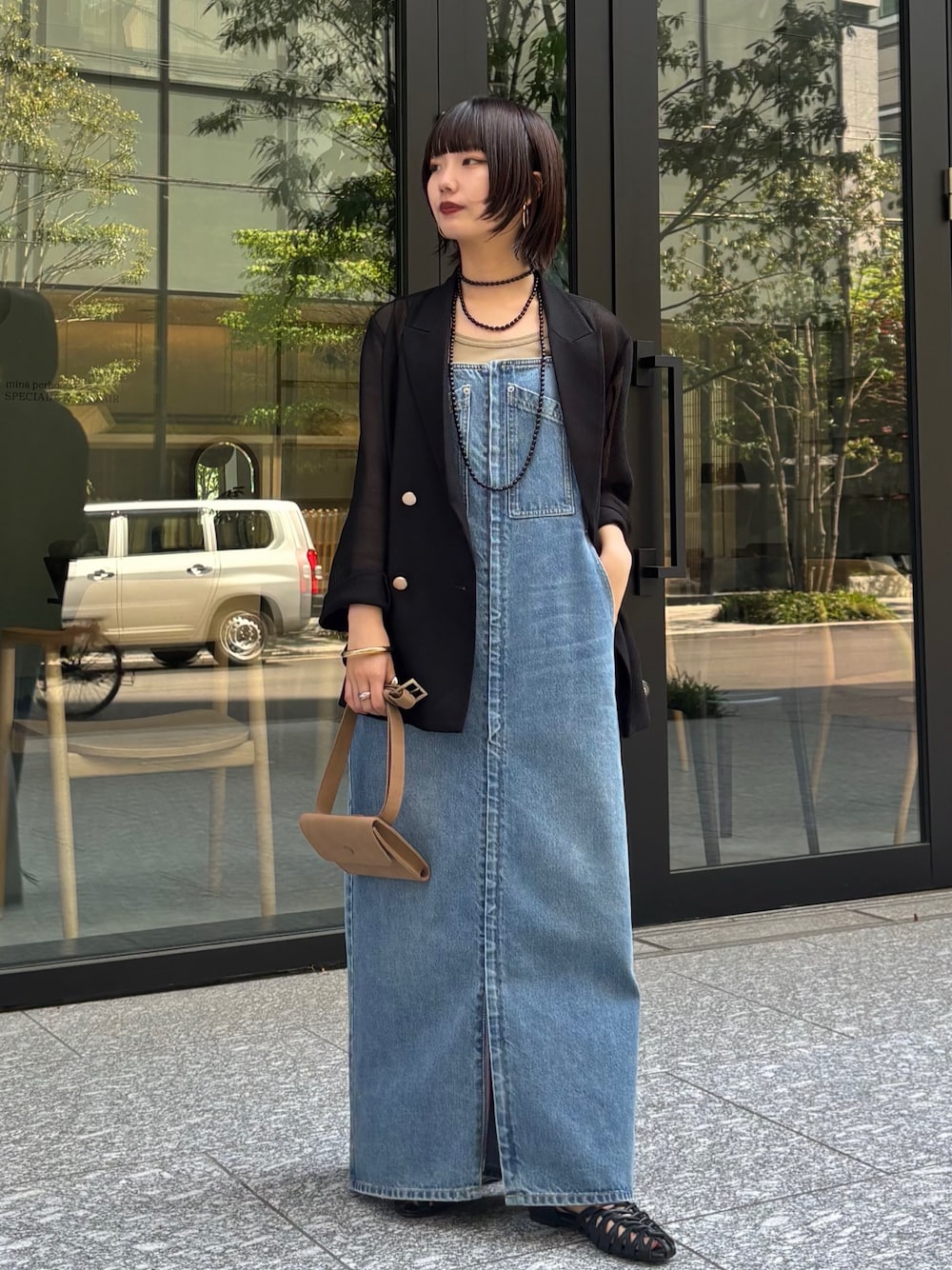 「最近のいい感じコーデ、ラクチンコーデ、デニムコーデ、春ファッション、大人コーデ、夏服、夏ファッション、ジャケット、シンプル・ベーシック、ゆるコーデ、ワンピーススタイル、夏、ジャンスカ、夏アウター」｜「DouDouのデニムキャミジャンスカ（ワンピース、ブルー系）」を使った、MEGUMI  さん（レディース・154cm）の春コーディネートの1枚目の写真