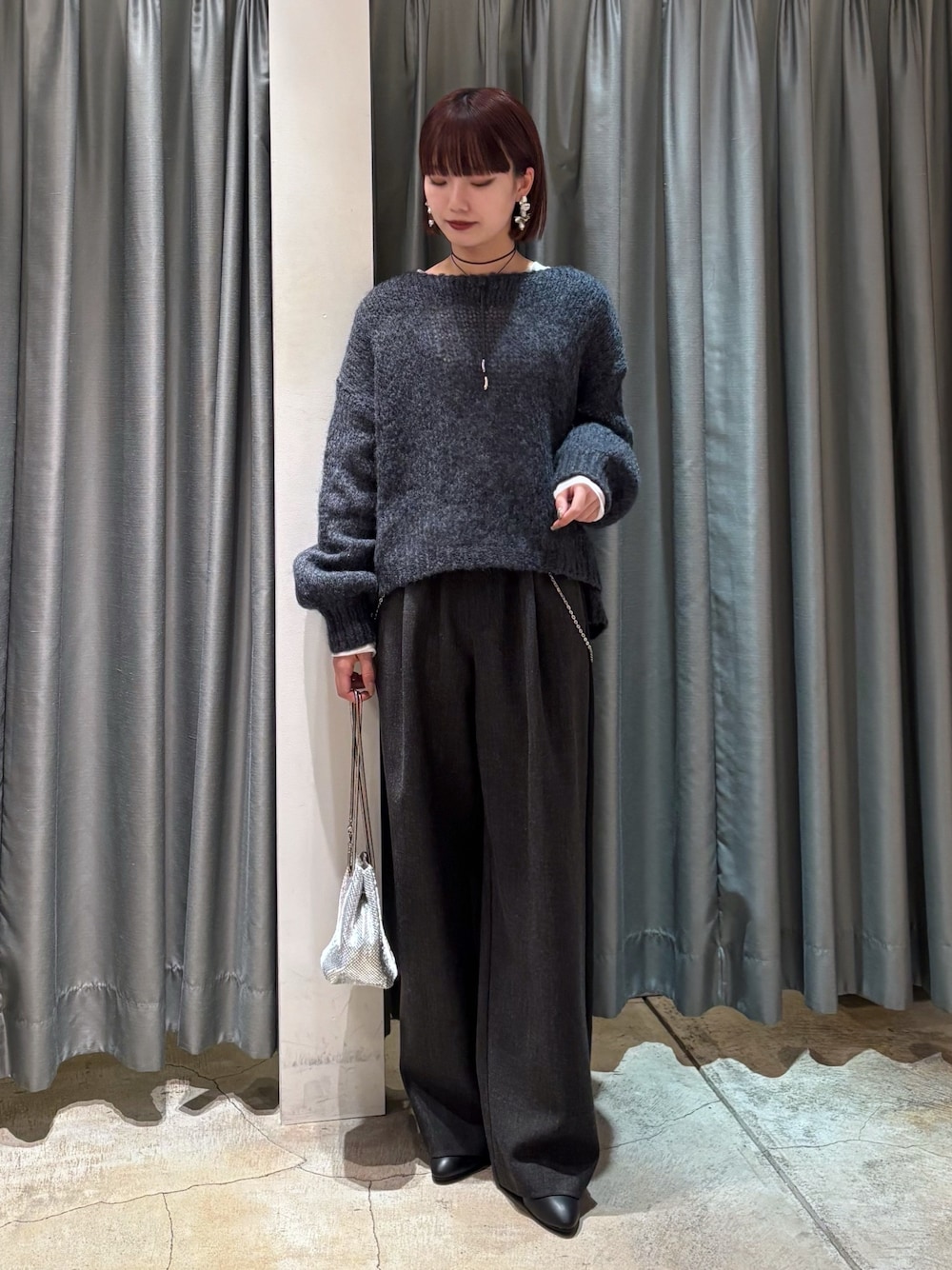 グレー系のニット/セーター、グレー系のその他パンツ、ホワイト系のTシャツ/カットソーを着用したレディースの冬コーディネートの1枚目の写真