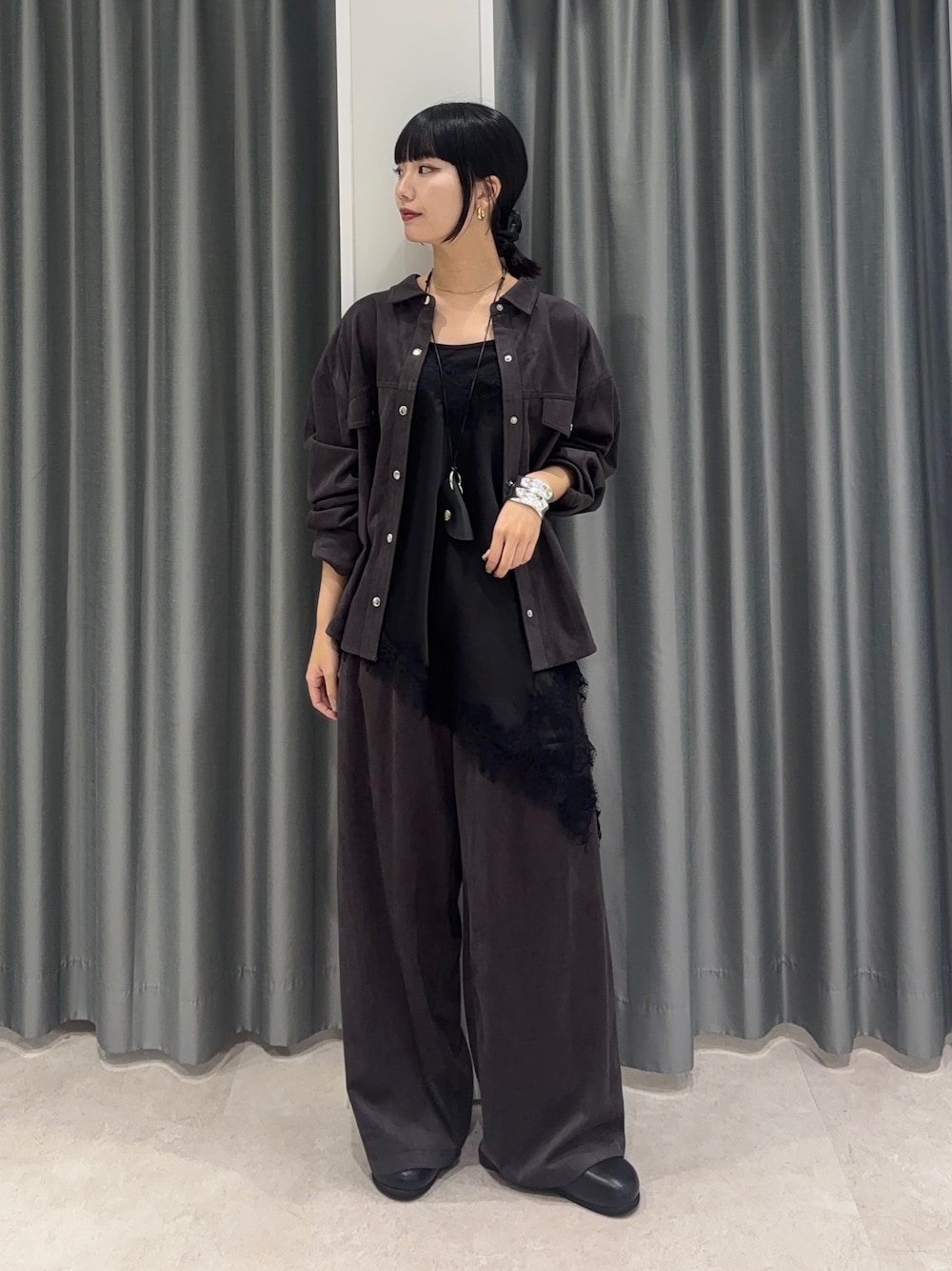 ブラック系のシャツ/ブラウス、グレー系のシャツ/ブラウス、グレー系のその他パンツを着用したレディースの秋コーディネートの1枚目の写真