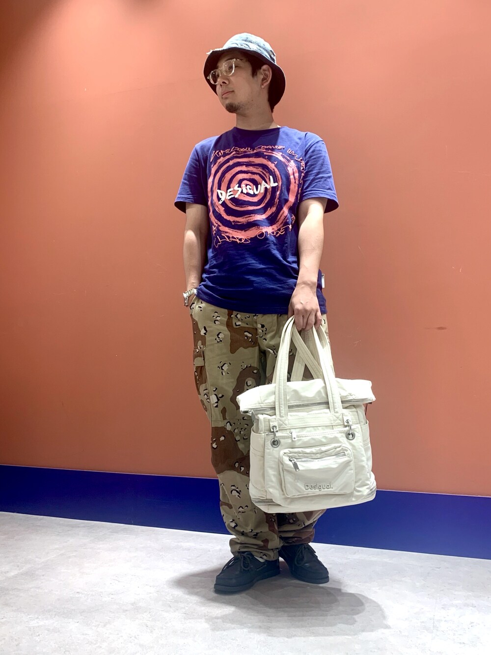 ブルー系のTシャツ/カットソー、ホワイト系のバックパック/リュックを着用したメンズの夏コーディネートの1枚目の写真