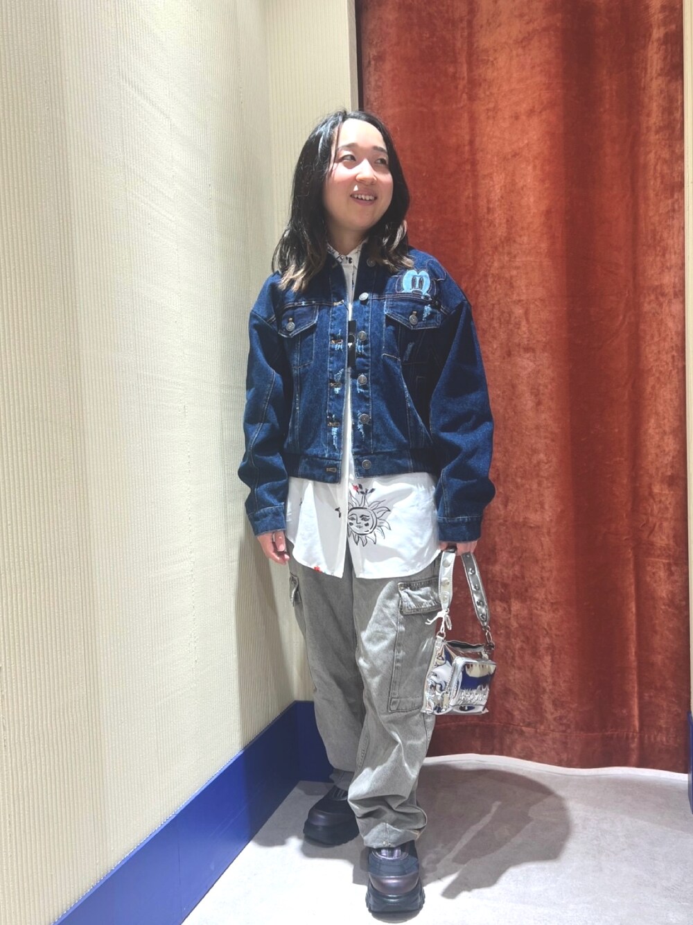 ブルー系のデニムジャケット、ホワイト系のシャツ/ブラウス、ブラック系のデニムパンツを着用したレディースの秋コーディネートの1枚目の写真