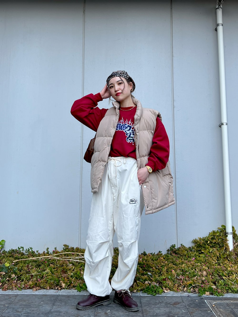「春のNewスタイル、今日のコーデ、おでかけコーデ、春服、パンツスタイル、高身長コーデ、春ファッション、ootd、おしゃれさんと繋がりたい、ホワイトパンツ、スウェットコーデ、ベスト、古着好きな人と繋がりたい、古着MIX、古着コーデ」｜「SEQUENZのアイテム（スウェット、レッド系）」を使った、HARUさん（レディース・165cm）の春コーディネートの1枚目の写真