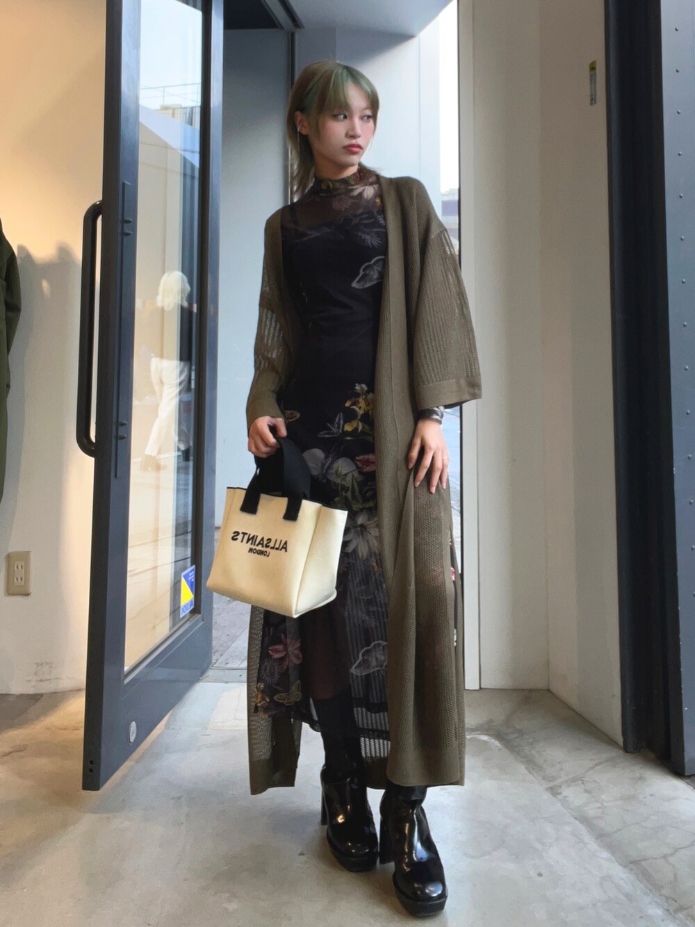「春服コーデ、カーディガン、ドレス、ワンピース、着物、今日のコーデ、春夏コーデ、ALLSAINTS、いいね、save、フォローお願いします🤑」｜「ALLSAINTSのIZZY LOGO PRINT KNITTED MINI TOTE BAG | IZZY ロゴ プリント ニット ミニ トート バッグ（トートバッグ、ホワイト系）」を使った、Pei Chiangさん（レディース・159cm）の春コーディネートの1枚目の写真