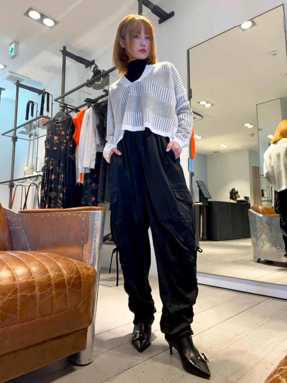 「オトナカジュアル、今日のコーデ、ブーツ、おしゃれさんと繋がりたい、ALLSAINTS、allsaints原宿、リラックススタイル、シアートップス、いいね、save、フォローお願いします🤑」｜「ALLSAINTSのMISHA MESH V-NECK JUMPER | MISHA メッシュ Vネック ニット・セーター（ニット/セーター、ホワイト系）」を使った、Pei Chiangさん（レディース・159cm）の春コーディネートの1枚目の写真