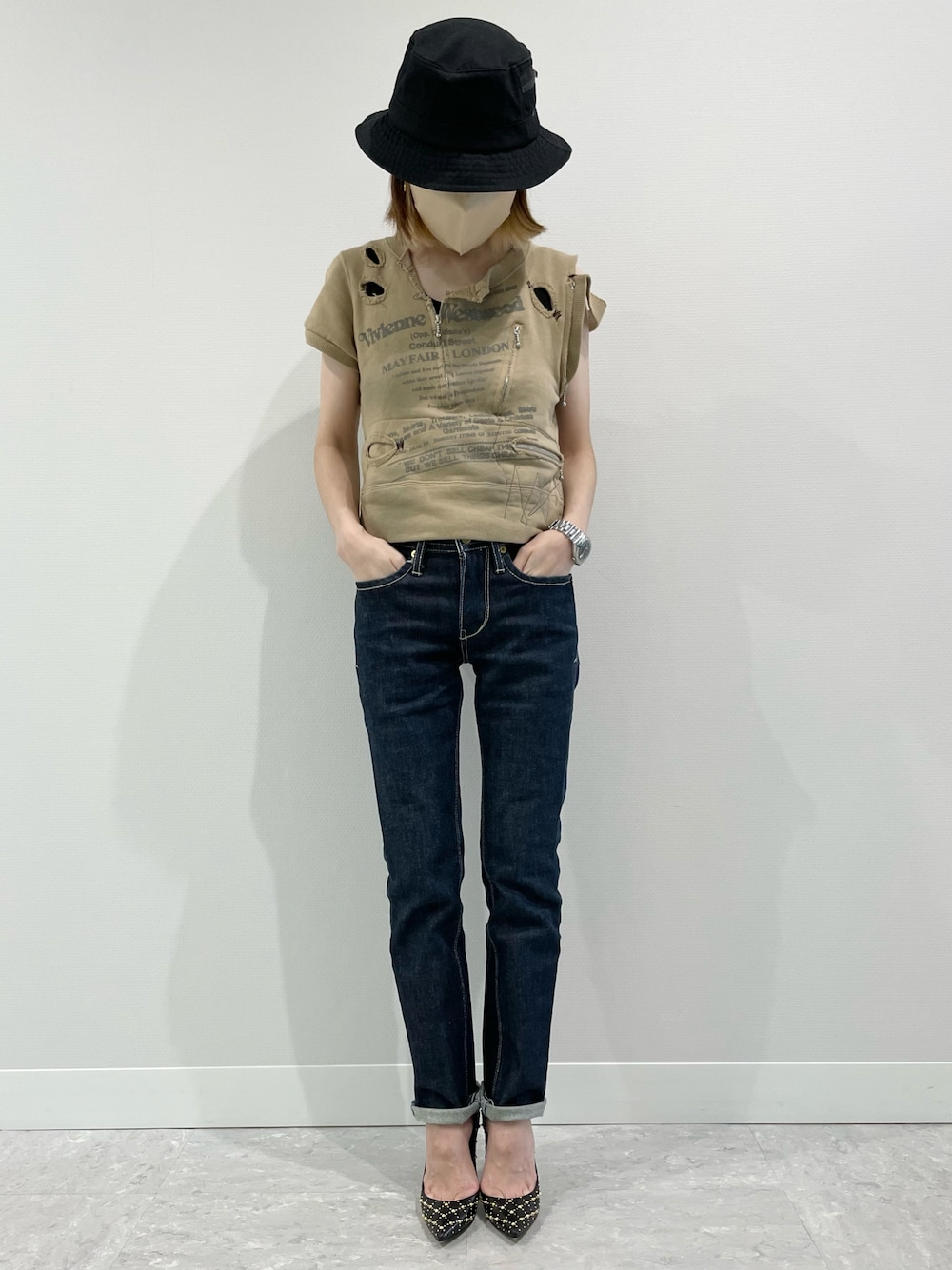 「グランジ、デニム、デニムパンツ、ハット、パンプス、ヒール、スタッズ、ストリート、バケットハット、夏コーデ、レイヤードスタイル」｜「Supreme のアイテム（ハット、ブラック系）」を使った、kuuuさん（レディース・155cm）の夏コーディネートの1枚目の写真