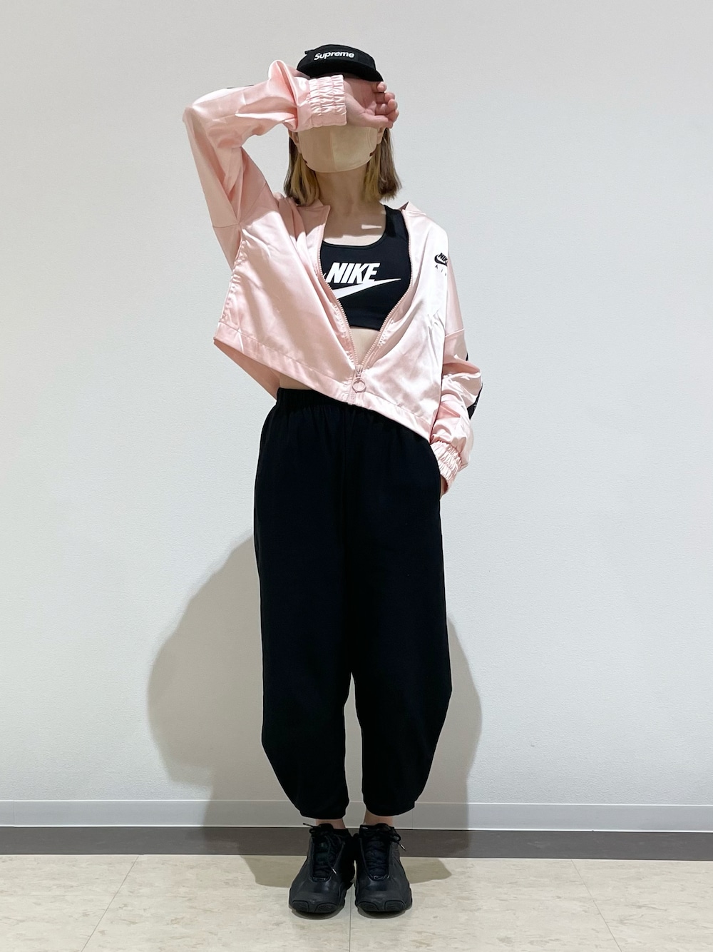 「秋っぽコーデ更新中、シンプルスタイル、シンプル、キャップ女子、スポーツミックス、ストリート、スポーティ、スポーツmix、トラックジャケット、スポーツブラ、スニーカー、キャップ、スニーカーコーデ、黒パンツ、ナイキ」｜「Supreme のアイテム（キャップ、ブラック系）」を使った、kuuuさん（レディース・155cm）の秋コーディネートの1枚目の写真