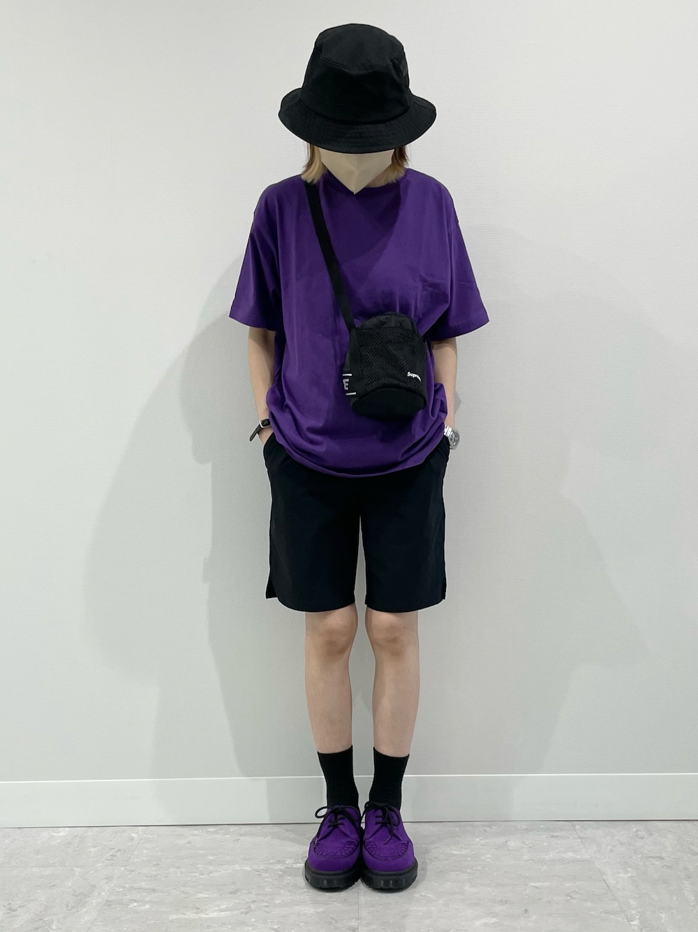 「アツいコーデ全部見せ、ストリート、パープル、Tシャツコーデ、ハーフパンツ、ドクターマーチン、コラボ、ハット、楽チンコーデ」｜「Supreme のアイテム（ハット、ブラック系）」を使った、kuuuさん（レディース・155cm）の夏コーディネートの1枚目の写真