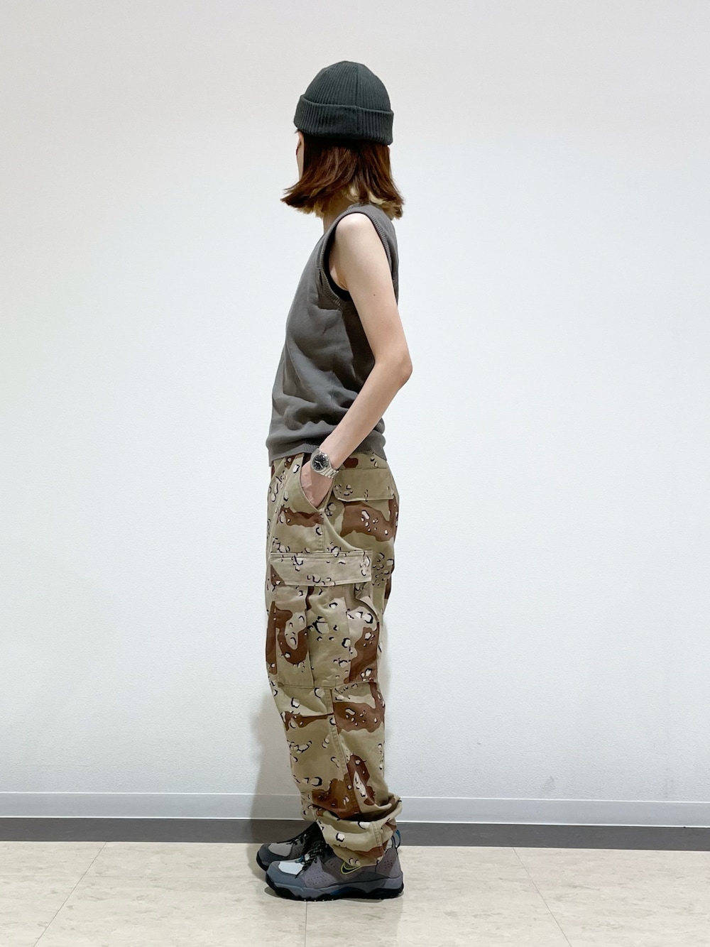 UNDERCOVERのタンクトップを使った人気ファッション