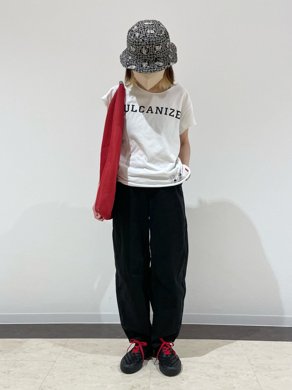 「ストリート、夏コーデ、モノトーン、ハット、スニーカー、赤、さしいろ赤」｜「Supreme のアイテム（ハット、ブラック系）」を使った、kuuuさん（レディース・155cm）の夏コーディネートの1枚目の写真