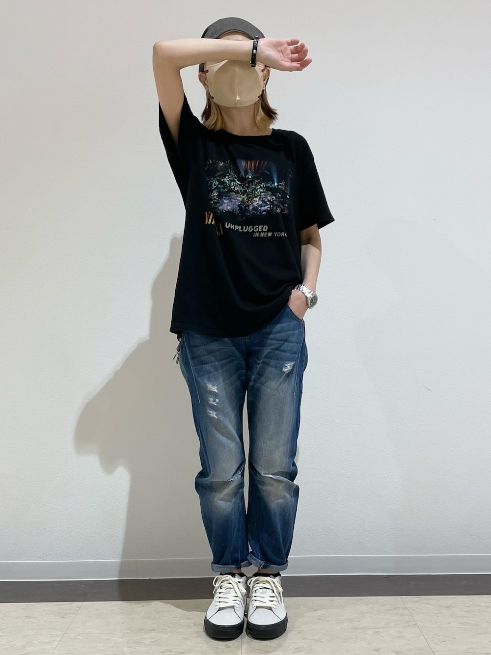 「古着MIX、バンドT、デニム、デニムパンツ、スニーカー、夏ファッション、ビーニー、カジュアルスタイル、パンツスタイル、ラフコーデ、デニムコーデ、古着」｜「BEAMSのアイテム（ニットキャップ/ビーニー、グレー系）」を使った、kuuuさん（レディース・155cm）の秋コーディネートの1枚目の写真