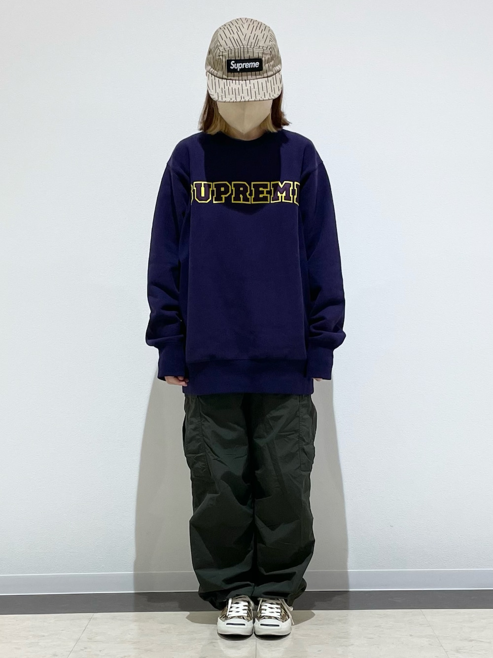 「春めき満開コーデ、リラックススタイル、スニーカー、春服、ストリート、ストリートコーデ、スウェット、ロゴスウェット、カーゴパンツ、コンバース、キャップ、キャップ女子、ミリタリー、カモフラ」｜「Supreme のアイテム（キャップ、ベージュ系）」を使った、kuuuさん（レディース・155cm）の春コーディネートの1枚目の写真