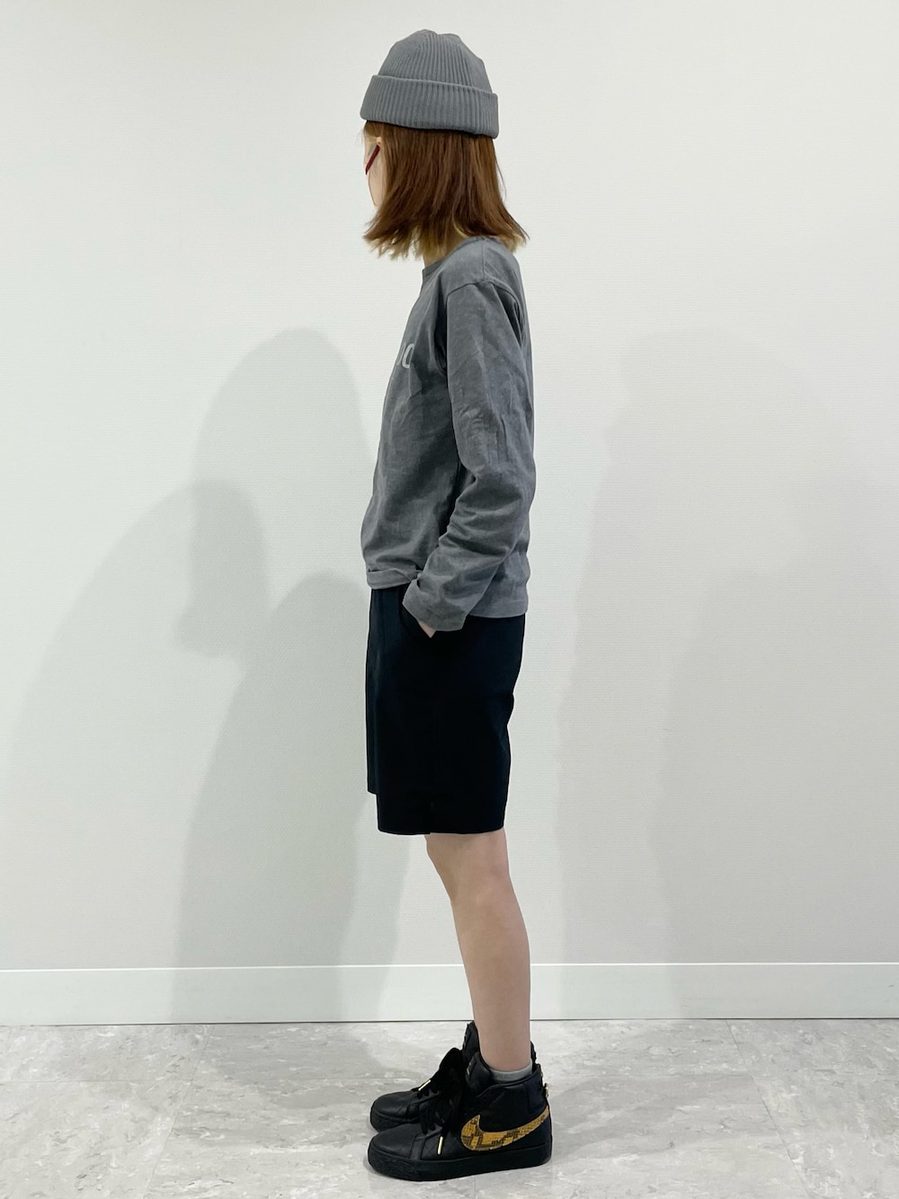 「秋コーデ、Tシャツコーデ、GU、ストリート、ビーニー、ショートパンツ、モノトーン、モノトーンコーデ、スニーカー」｜「GUのアイテム（ニットキャップ/ビーニー、グレー系）」を使った、kuuuさん（レディース・155cm）の秋コーディネートの1枚目の写真