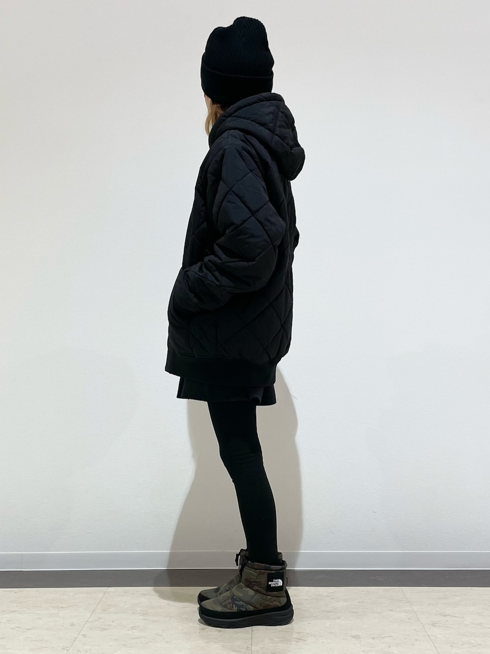 「ジップパーカー、シンプル、アウターコーデ、ブラック、ブラックコーデ、ストリート、ブーツ、ブーツスタイル、ワントーン、ワントーンコーデ、ニット帽」｜「Supreme のアイテム（ニットキャップ/ビーニー、ブラック系）」を使った、kuuuさん（レディース・155cm）の春コーディネートの1枚目の写真