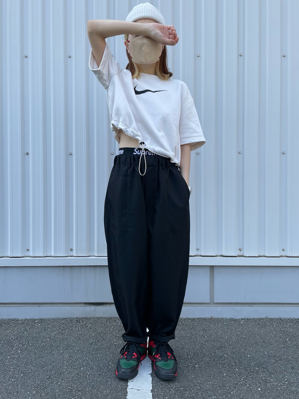 「ストリート、半袖スウェット、スウェット、ニットキャップ、ビーニー、スニーカー、スポーツミックス」｜「NIKEのアイテム（スウェット、ホワイト系）」を使った、kuuuさん（レディース・155cm）の春コーディネートの1枚目の写真
