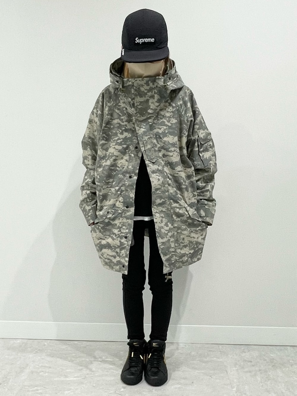 「パンツコーデ、ストリート、ミリタリー、ミリタリージャケット、ミリタリーコーデ、デジカモ、カモフラ、スニーカー、スキニーパンツ、黒パンツ、黒パンツ×黒スニーカー、キャップ、キャップ女子」｜「Supreme のアイテム（キャップ、ブラック系）」を使った、kuuuさん（レディース・155cm）の冬コーディネートの1枚目の写真