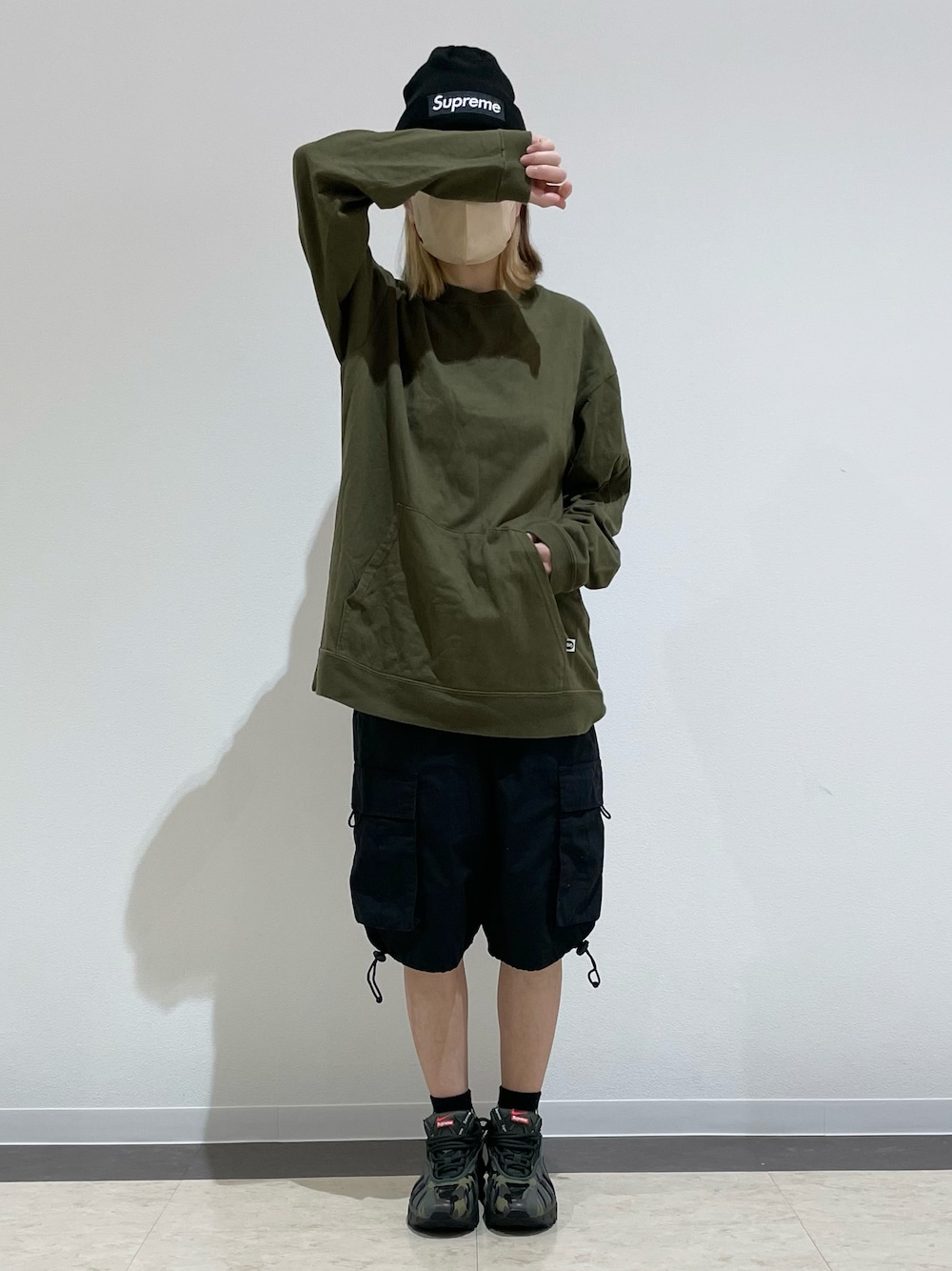 「秋っぽコーデ更新中、カーキ、シンプルスタイル、ゆるコーデ、ストリート、ロンT、ハーフパンツ、ハーフカーゴパンツ、ビーニー、ニット帽、スニーカー、スニーカーコーデ」｜「GOODENOUGHのアイテム（Tシャツ/カットソー、グリーン系）」を使った、kuuuさん（レディース・155cm）の秋コーディネートの1枚目の写真