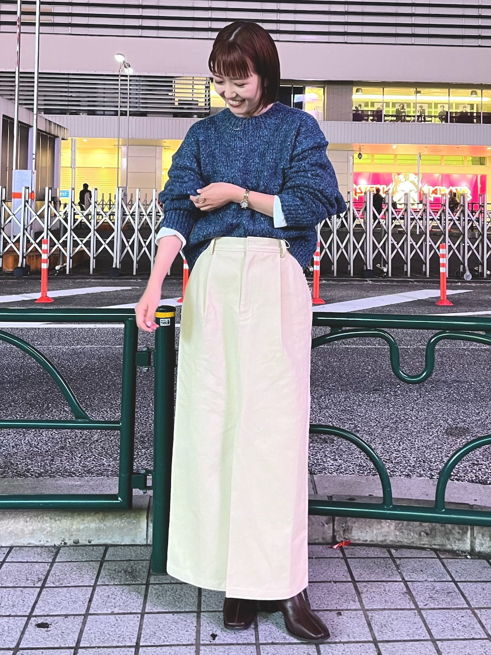 ブルー系のニット/セーター、ベージュ系のスカートを着用したレディースの秋コーディネートの1枚目の写真