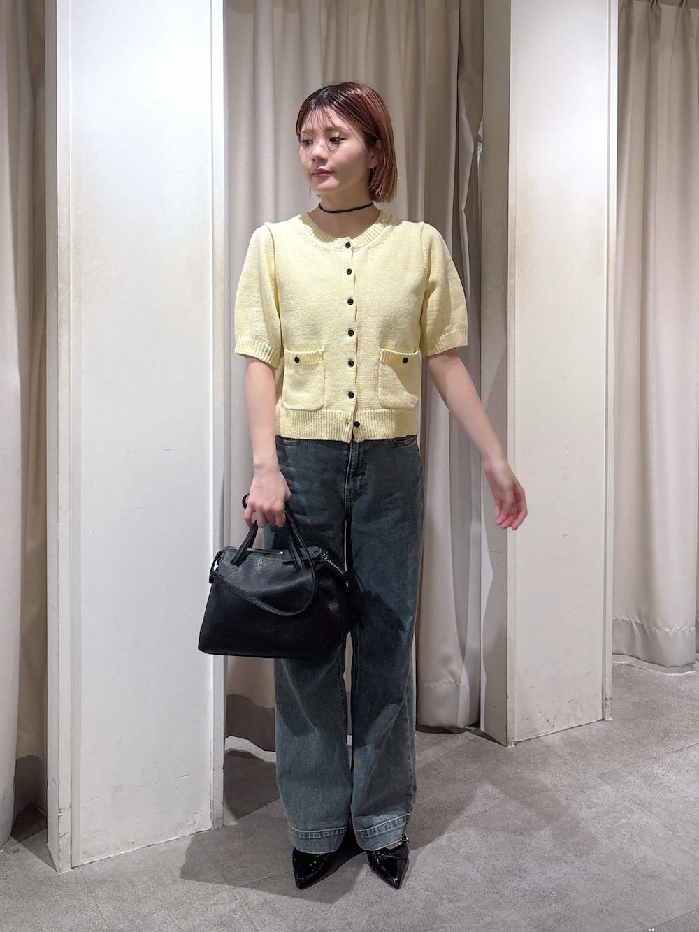 デニム　黄色ニット デニムパンツを使った「黄色ニット」の人気ファッション