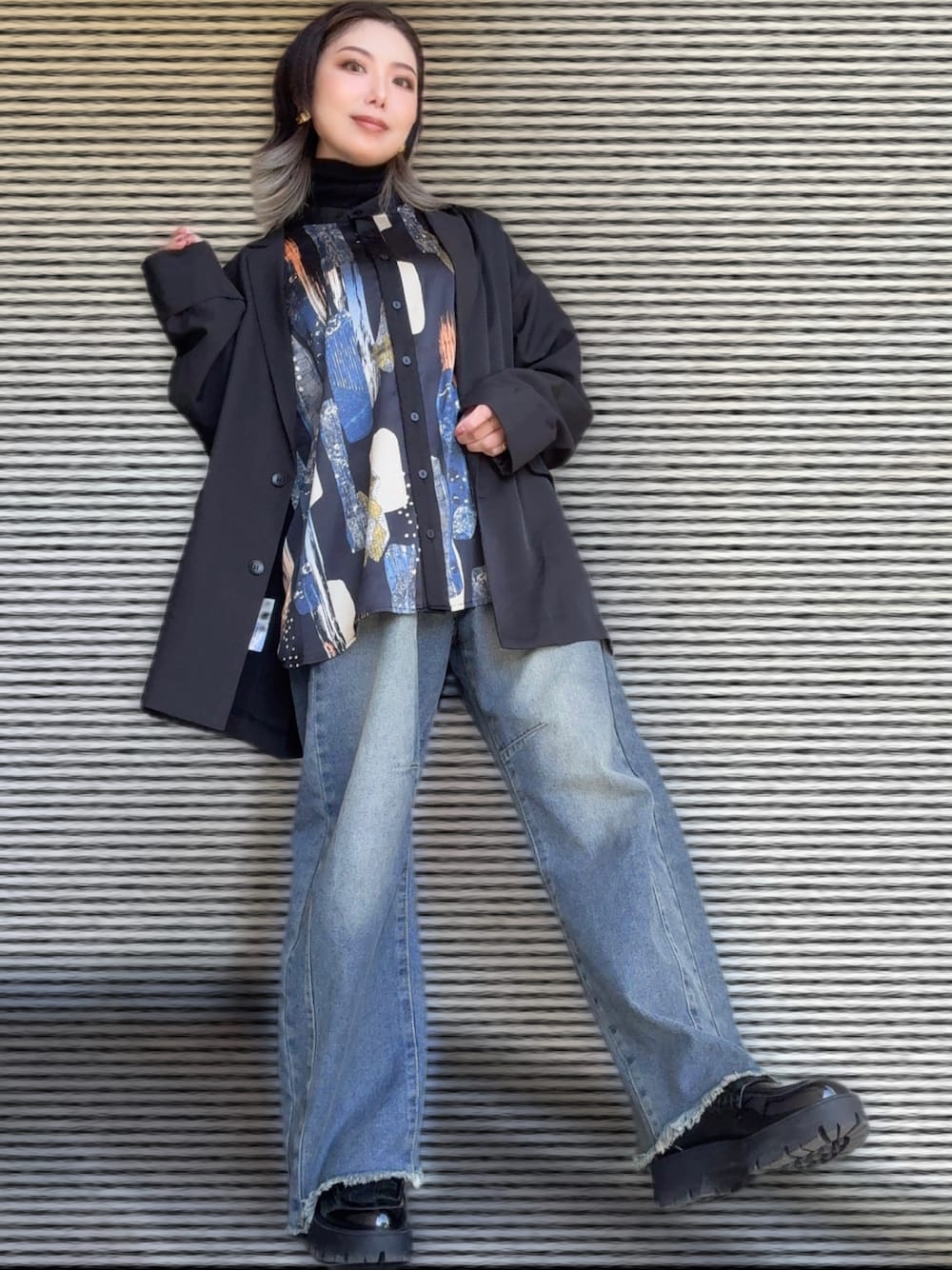 アート柄スタンドカラーシャツを使った人気ファッションコーディネート