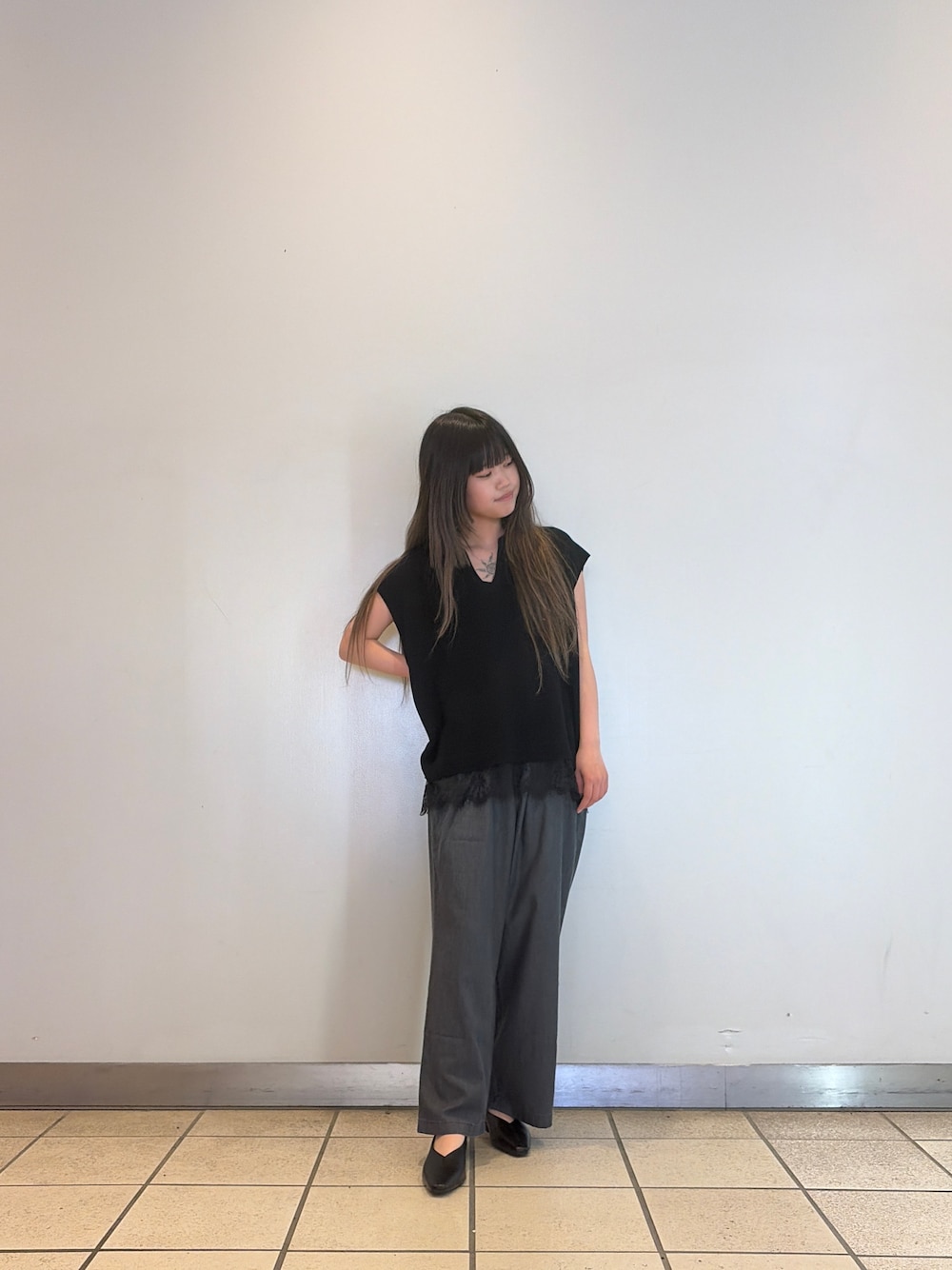 ブラック系のニット/セーター、ブラック系のデニムパンツを着用したレディースの春コーディネートの1枚目の写真