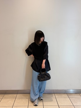 「ITEMS URBANRESEARCH（アイテムズ アーバンリサーチ）のニットベストドッキングシャツ（シャツ/ブラウス、ブラック系）」を使った、ナツキさん（レディース・156cm）の春コーディネート
