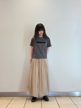 「ITEMS URBANRESEARCH（アイテムズ アーバンリサーチ）のフロッキープリントTシャツ（Tシャツ/カットソー、グレー系）」を使った、ナツキさん（レディース・156cm）の春コーディネート