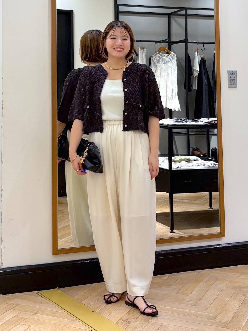 「体型カバー、着痩せ・細見え、きれいめ」｜「A part byのスラックスコクーンボリュームパンツ（スラックス、ホワイト系）」を使った、haruさん（レディース・163cm）の夏コーディネートの1枚目の写真