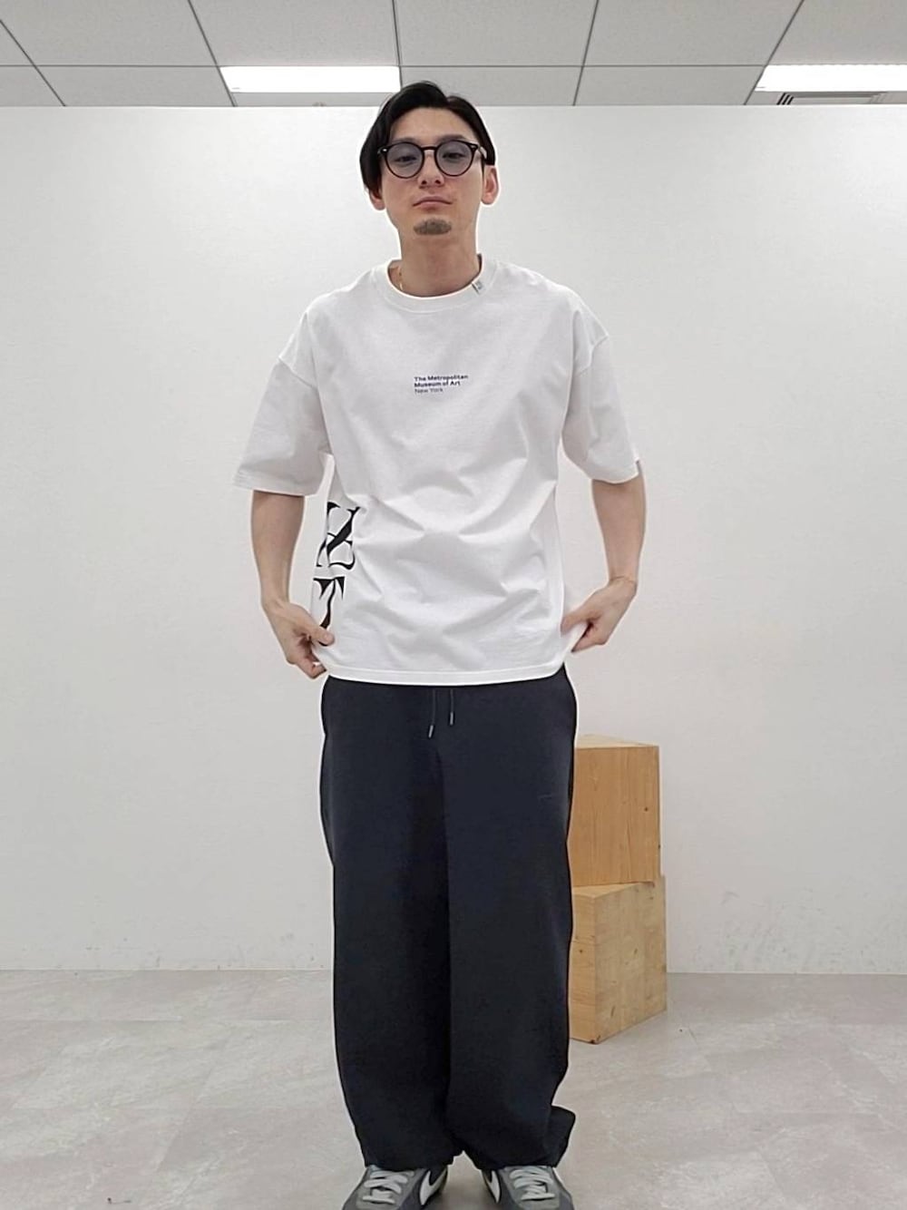 「ストリート、オーバーサイズ、大人カジュアル、ベイフローのロゴT_BAYFLOW、BAYFLOW、Tシャツ、スウェット、スウェットパンツ」｜「BAYFLOWの[シルエット調整可]ワンポイントイージースウェットパンツ（その他パンツ、ブラック系）」を使った、bossysteeloさん（メンズ・177cm）の春コーディネートの1枚目の写真