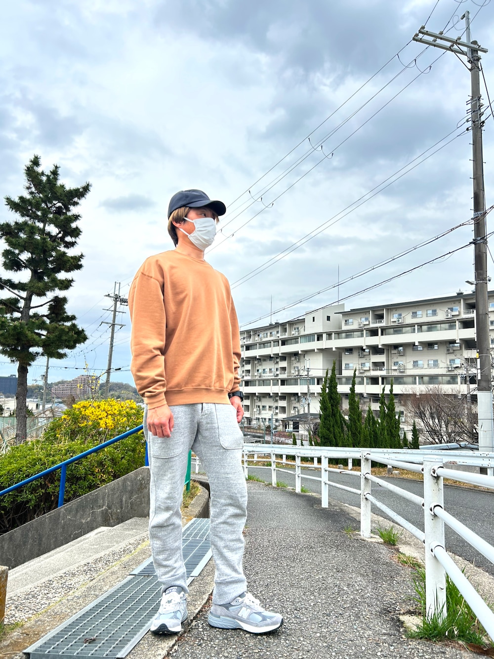 「春めき満開コーデ、スニーカー、スウェット、オーラリー、ニューバランス993、ジャックマン」｜「AURALEEのアイテム（スウェット、オレンジ系）」を使った、sho123456789さん（メンズ・173cm）の春コーディネートの1枚目の写真