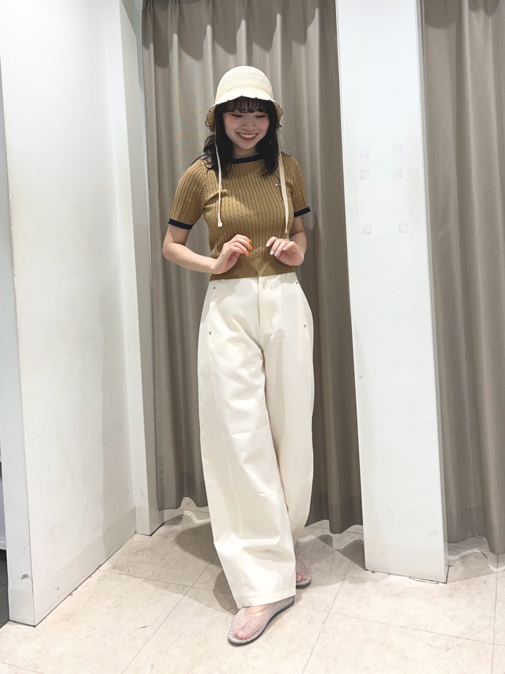 ベージュ系のニット/セーター、ホワイト系のその他パンツ、ホワイト系のハットを着用したレディースの夏コーディネートの1枚目の写真