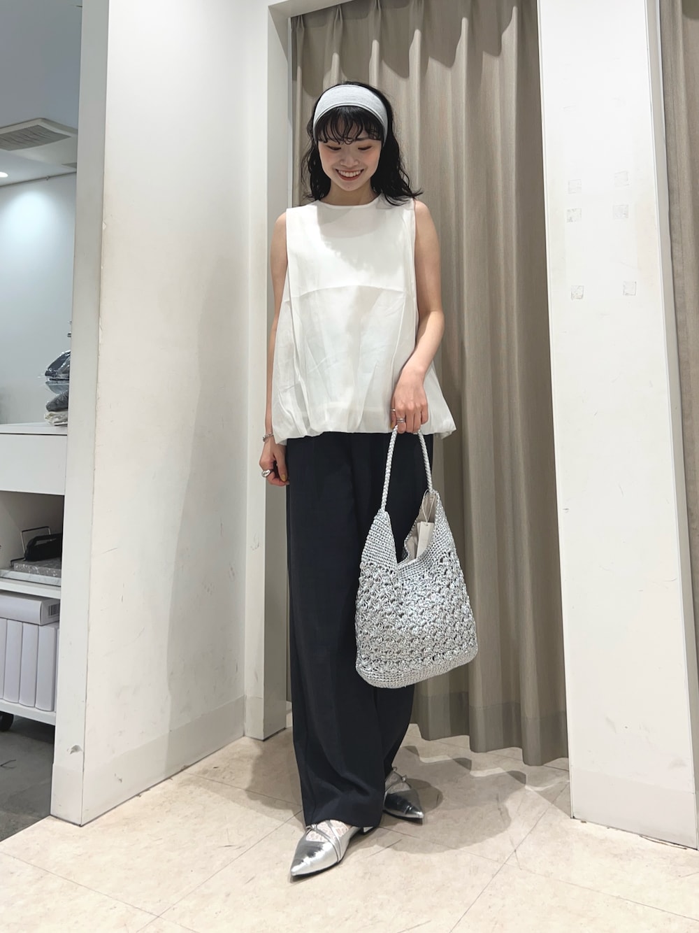 ホワイト系のシャツ/ブラウス、グレー系のその他パンツ、シルバー系のかごバッグを着用したレディースの夏コーディネートの1枚目の写真