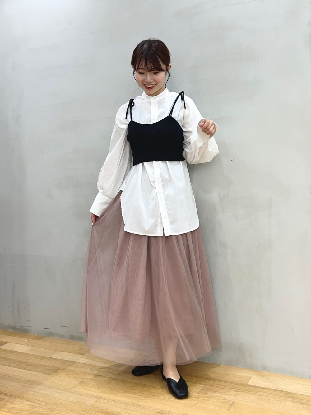 ホワイト系のシャツ/ブラウス、ピンク系のスカート、ブラック系のその他トップスを着用したレディースの秋コーディネートの1枚目の写真