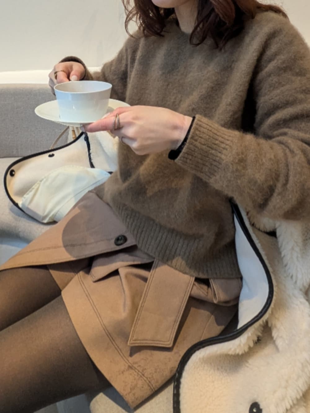 「AKTE、anuans、Rirandture、ベージュコーデ、ベージュニット、ロングブーツ、キュロット、カフェ」｜「AKTEのボアミドルブルゾン（ブルゾン、ホワイト系）」を使った、gyogyogyogyogyoさん（レディース・154cm）の春コーディネートの1枚目の写真