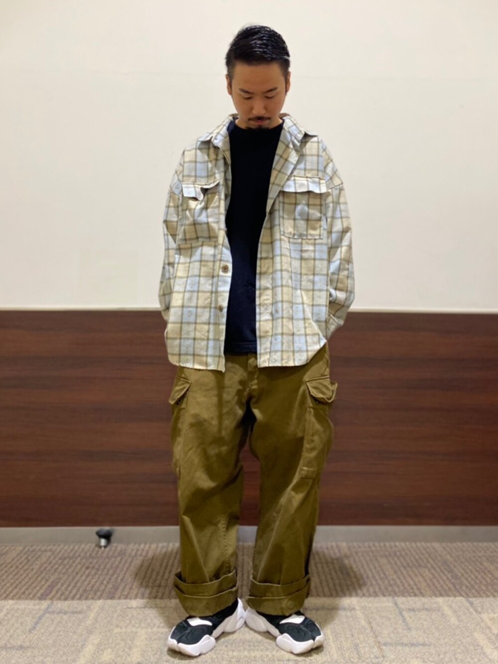 ホワイト系のカーゴパンツ、ベージュ系のシャツ/ブラウス、ブラック系のサンダルを着用したメンズの秋コーディネートの1枚目の写真