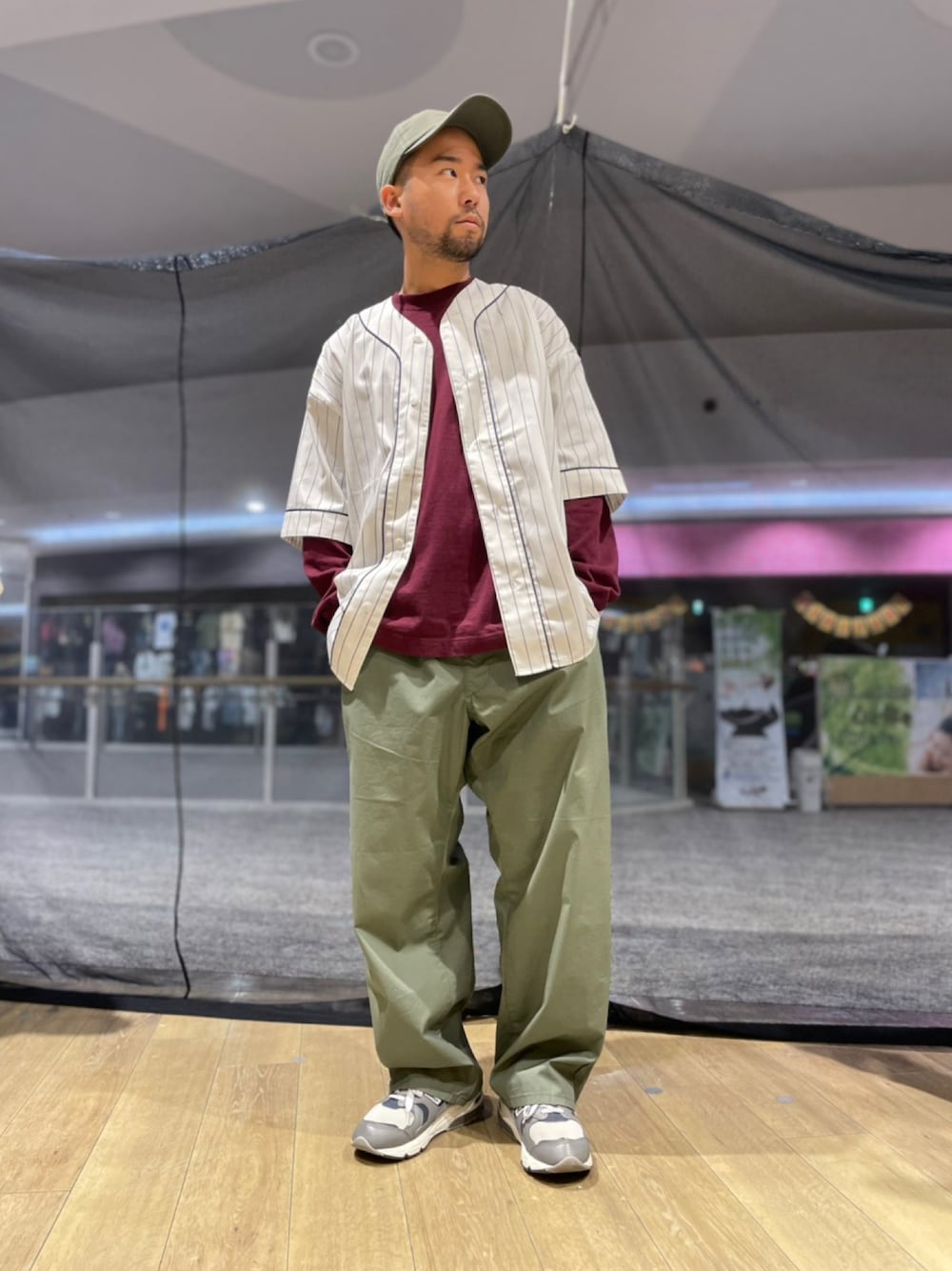 グレー系のシャツ/ブラウス、ホワイト系のTシャツ/カットソー、グリーン系のその他パンツを着用したメンズの夏コーディネートの1枚目の写真