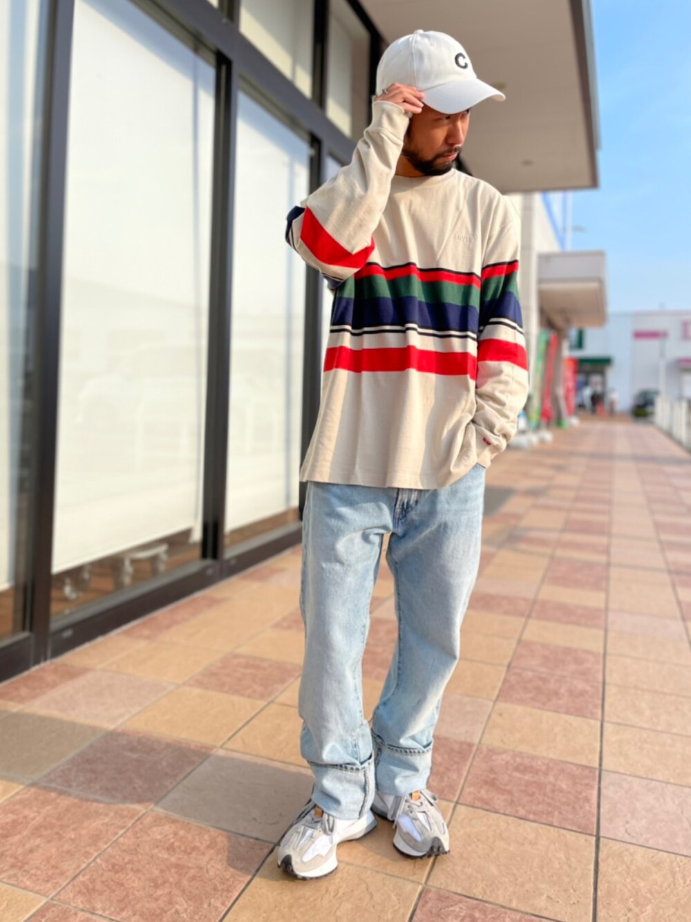 ホワイト系のTシャツ/カットソー、ホワイト系のキャップを着用したメンズの夏コーディネートの1枚目の写真