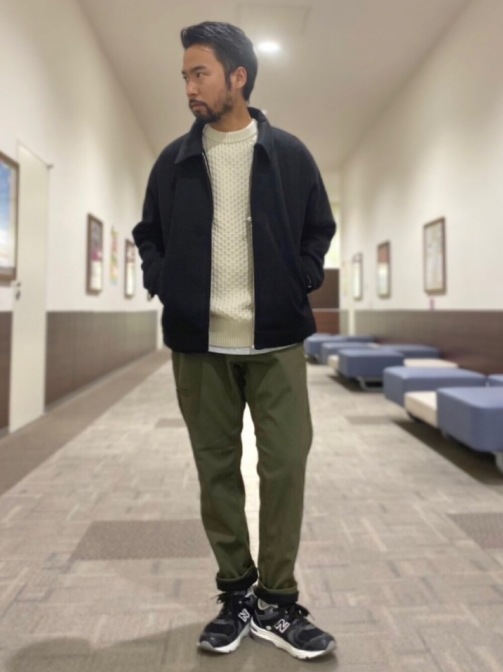 「秋のコーデ、シンプルコーデ、カジュアルコーデ、ジャケット、スラックス、ライトオン、カーキ、オトナカジュアル」｜「BACK NUMBERの【BACK NUMBER】アラン編みクルーニット（ニット/セーター、ホワイト系）」を使った、kjsaaanさん（メンズ・170cm）の秋コーディネートの1枚目の写真